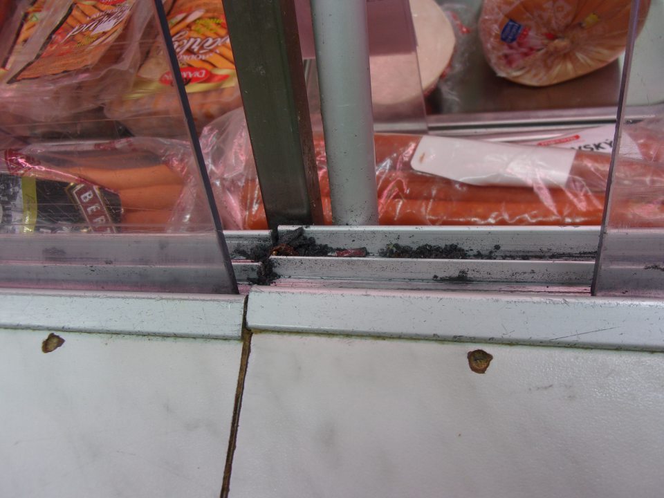 Znečistené vodiace drážky na chladiacej vitríne.