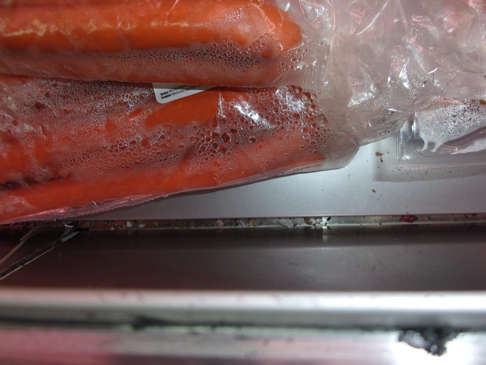 Znečistená chladiaca vitrína.