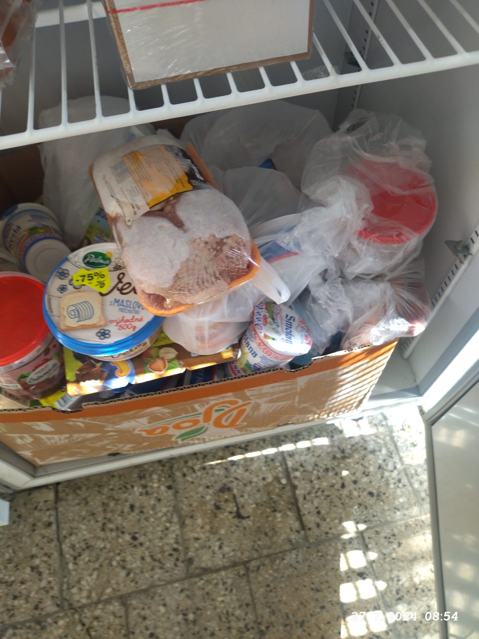 Väčšie množstvo VŽP3 v spodnej časti chladiaceho zariadenia skladované spolu s potravinami určenými na predaj.