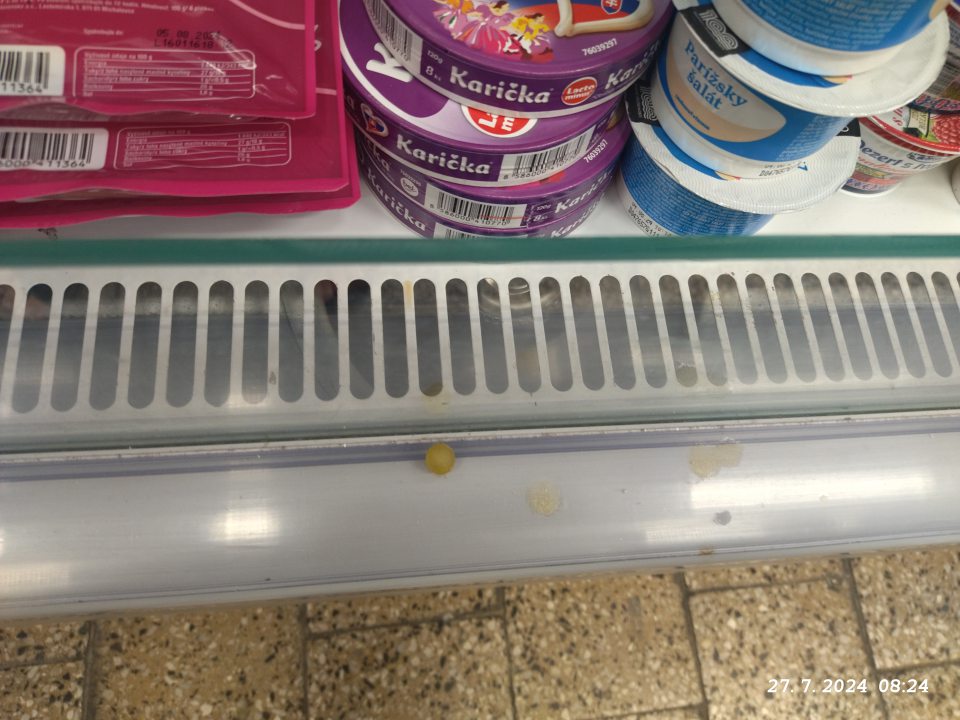 Znečistená chladiaca vitrína.