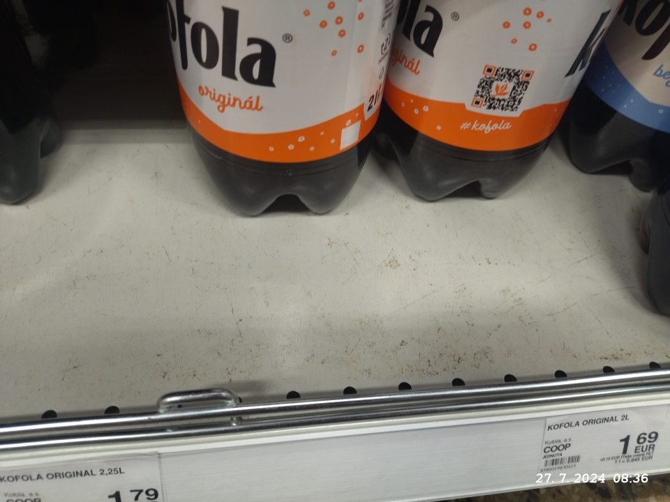 Znečistený regálový systém na prevádzke.