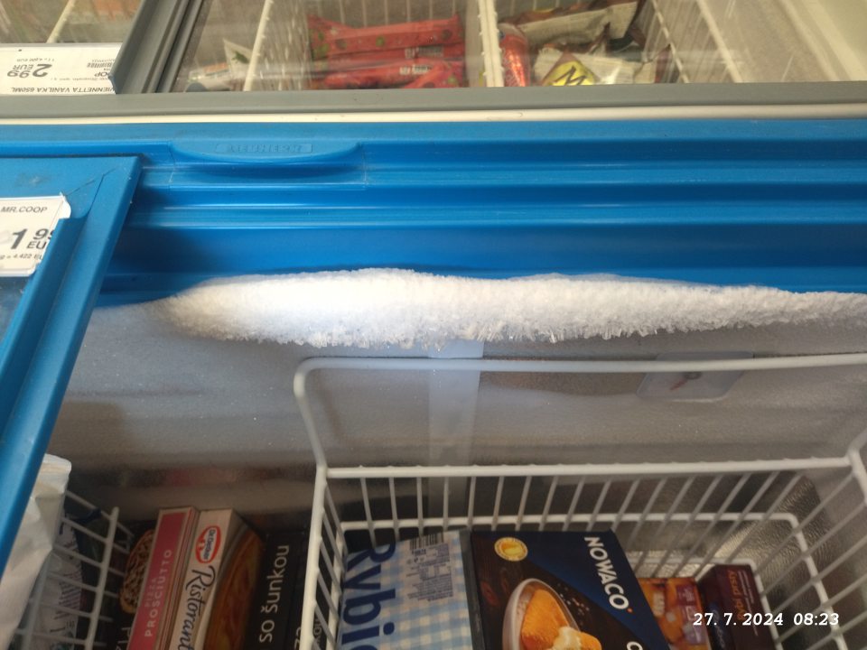 Nadmerne namrazené mraziace zariadenia.