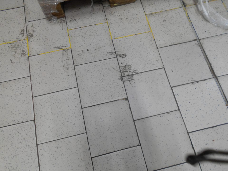 Lokálne znečistená podlaha v sklade.