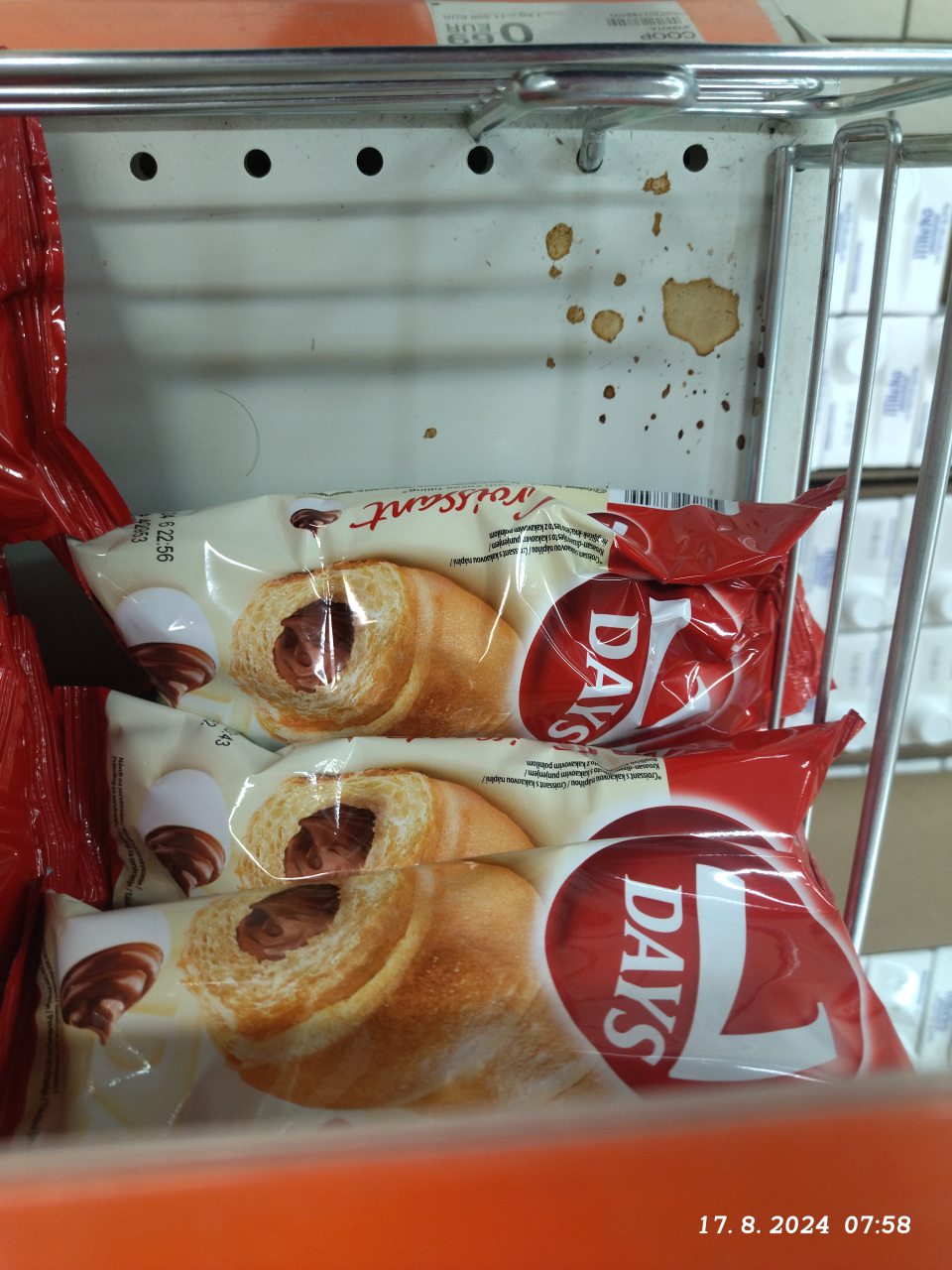 Znečistené regále na predajnej ploche.