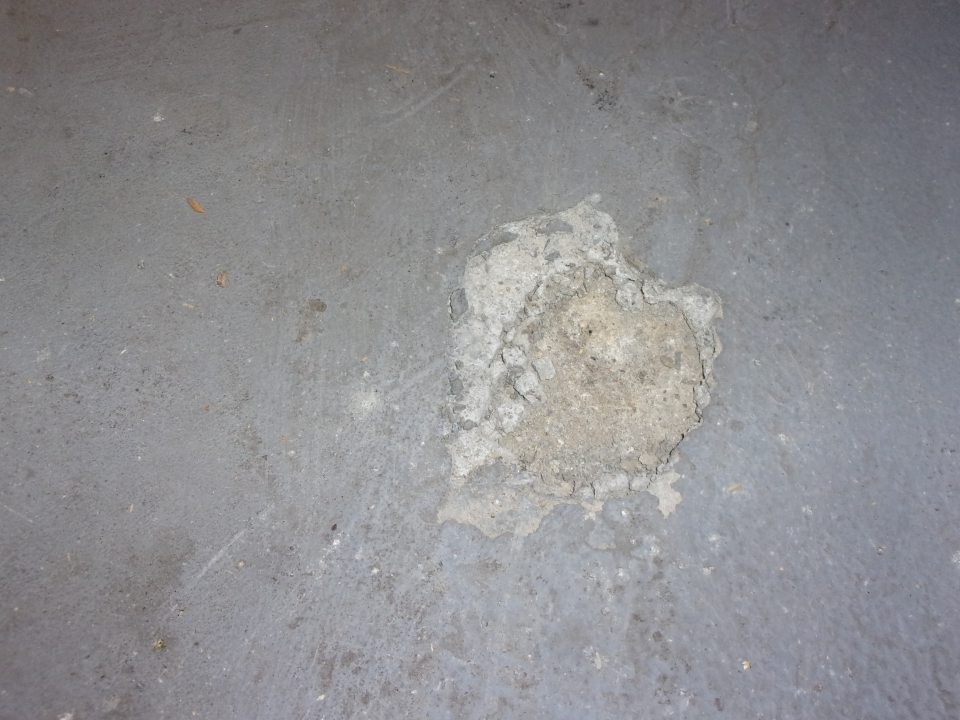 Poškodená podlaha. 