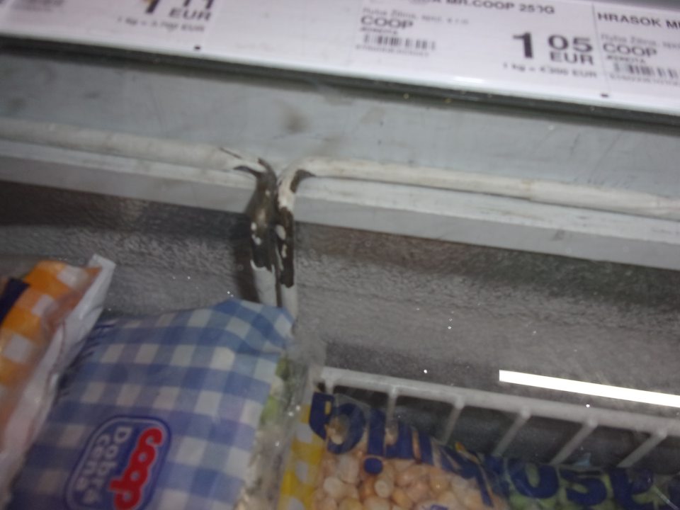 Poškodený povrch košov v mraziacom boxe.