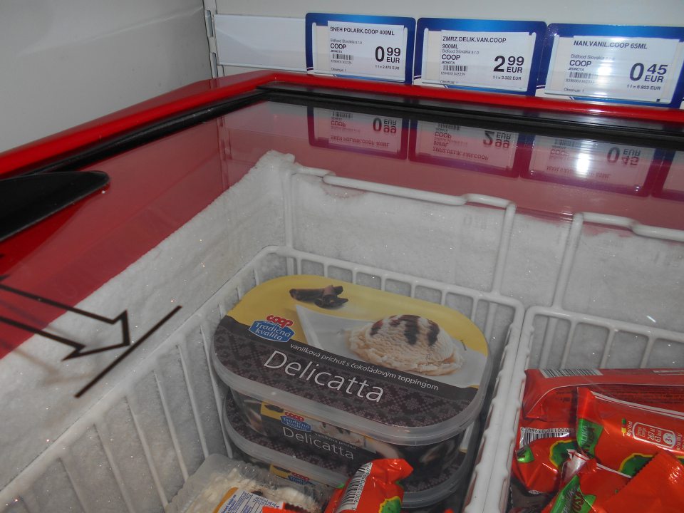 Väčšia vrstva námrazy v mraz. zariadení na zmrzlinu.