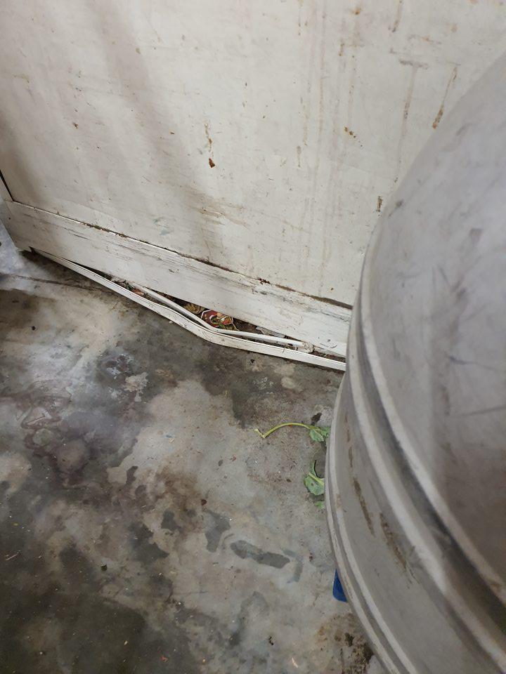 dvere na manipulačnej ploche v dolnej časti poškodené a znečistené