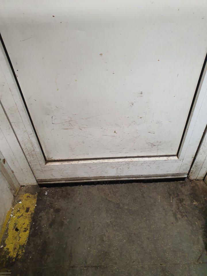 znečistené dvere v sklade 