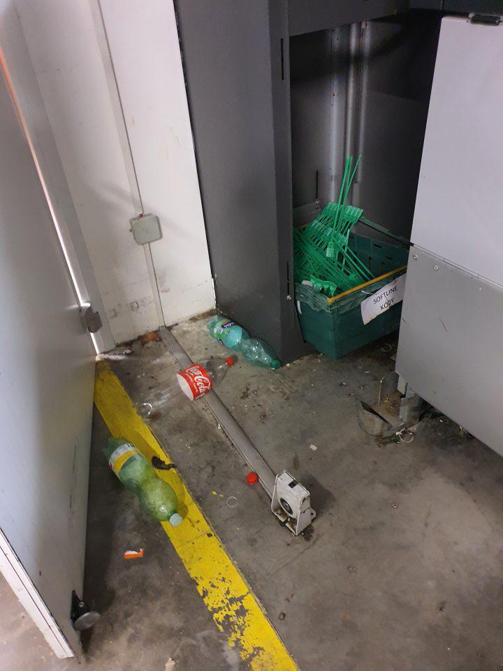 okolo lisu na plastové fľaše znečistená podlaha