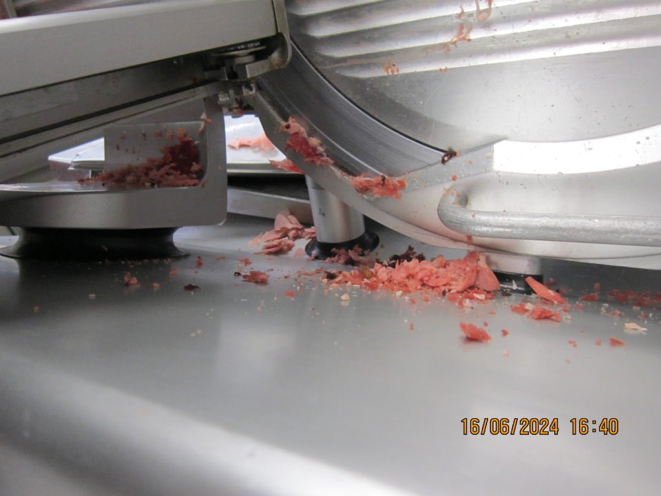 Znečistený nárezový stroj