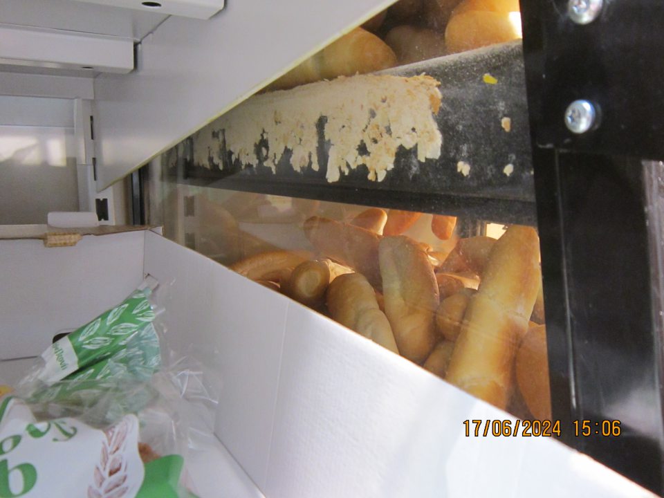 Znečistené zásobníky na pečivo