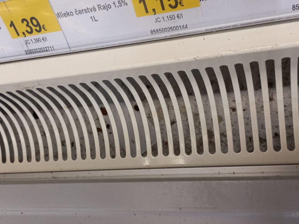 v chladiacom zariadení č. 4 a č. 5 bolo zistené silné znečistenie pod mriežkami