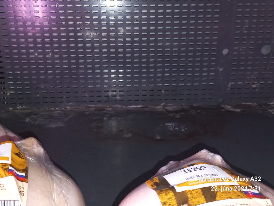 Chladiace zariadenie s čerstvým chladeným mäsom bolo znečistené stopami po vytečenej tekutine pochádzajúcej z mäsa.