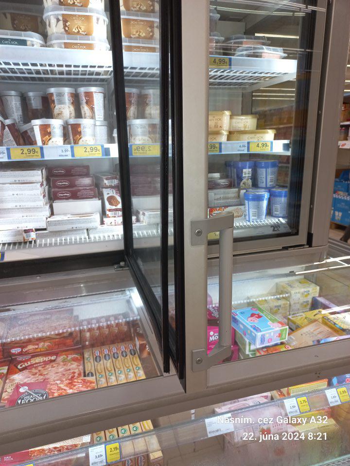 Mraziace vitríny mali povolené gumové tesnenie na dvierkach.