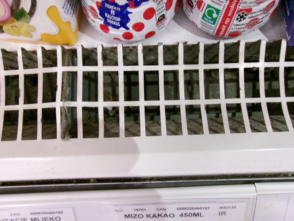 V chladiacom zariadení s mliečnymi a mäsovými výrobkami bolo zistené znečistenie pod mriežkami