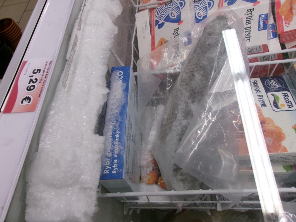 V mraziacom zariadení s mrazenými rybami sa nachádzala hrubá vrstva námrazy.