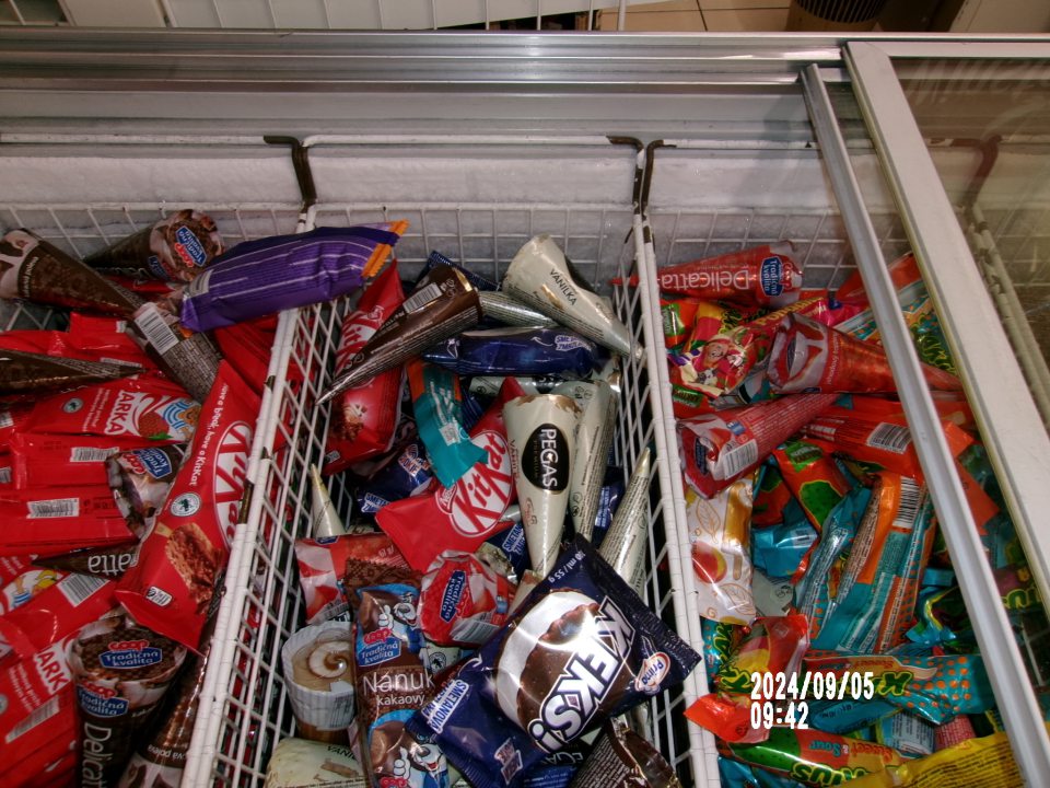 poškodené, skorodované závesné koše mraziaceho zariadenia na mrazené krémy