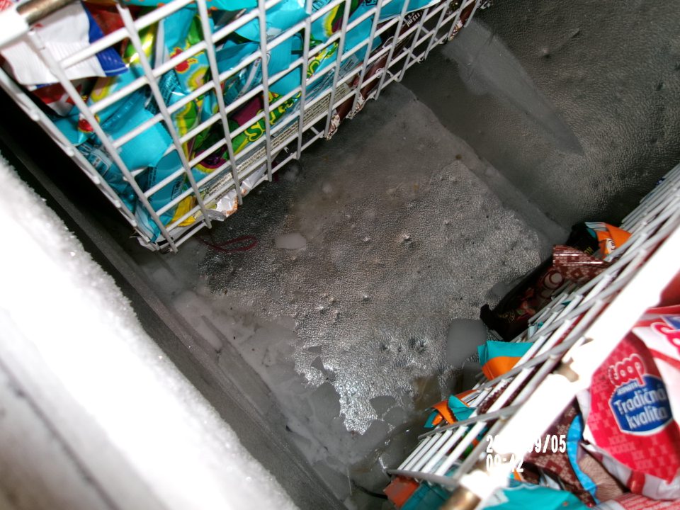 na dne mraziaceho zariadenia na uchovávanie mrazených krémov prítomné kusy námrazy