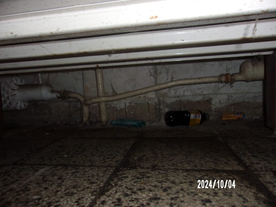 technicky a hygienicky nevyhovujúci stav steny za regálom s trv. potravinami