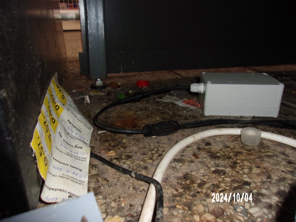 Hygienicky nevyhovujúci stav podlahy pod regálom s trv. potravinami a pod chladiacim zariadením na vystavovanie mäsových výrobkov