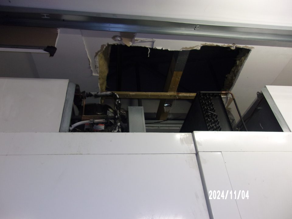 Stavebne neuzavretý otvor v strope 