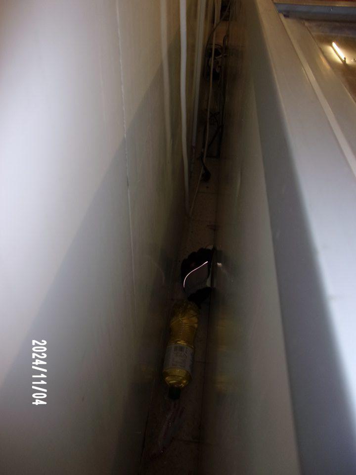 Znečistená podlaha v sklade