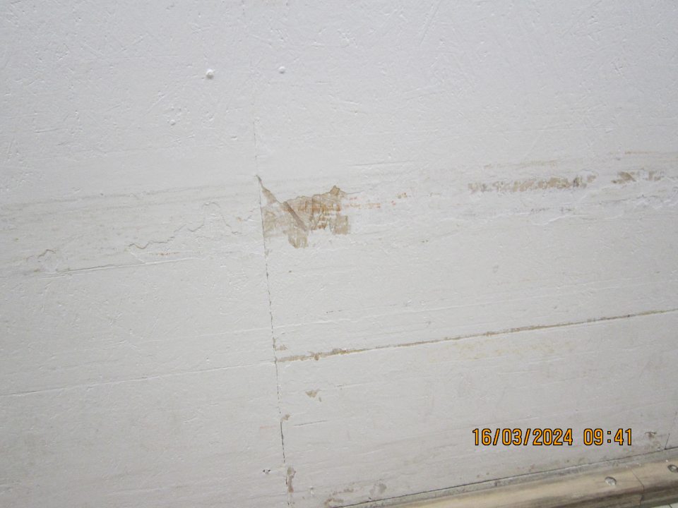 Nevyhovujúci hygienický stav steny v skladových priestoroch