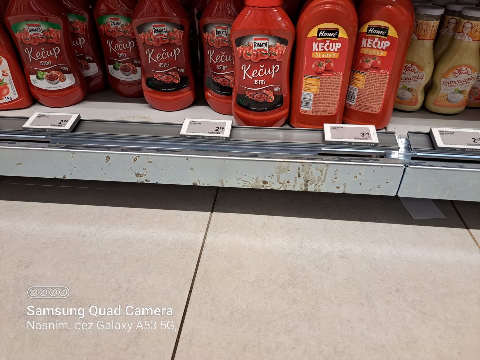 Znečistenie regálov v predajni