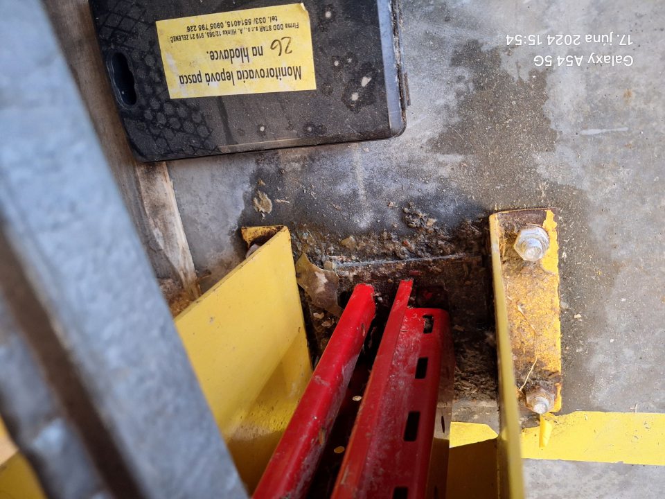 V skladovacom priestore prevádzkarne - znečistené ťažšie dostupné miesta