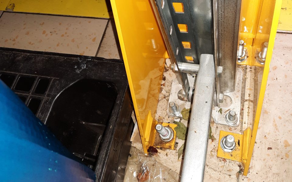 znečistenie podlahy v zázemí (pätky stĺpov)