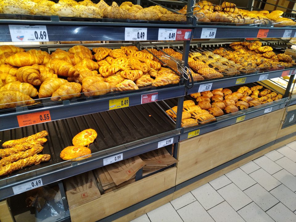 Pri predaji nebalených pekárskych výrobkov prevádzkovateľ nezabezpečil poučenie pre zákazníkov, ako postupovať pri manipulácii s nebalenými pekárenskými výrobkami.