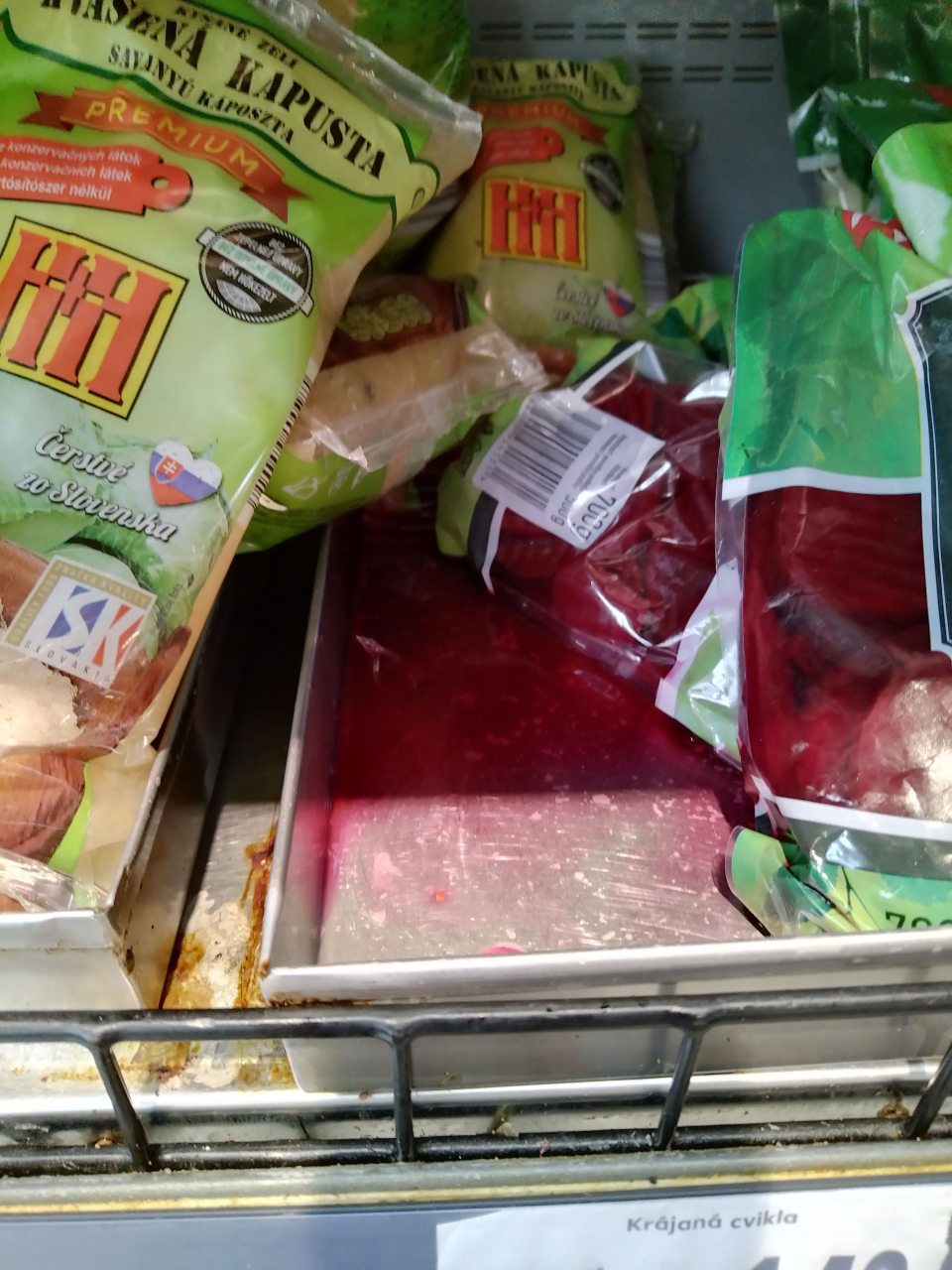V chladiacom zariadení so spracovanou zeleninou (kvasená kapusta , červená repa) miska silne znečistená s vytečeným obsahom potravín.