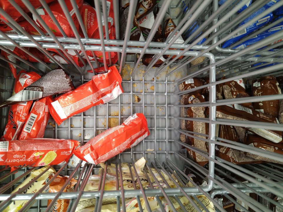 V spodnej časti mraziacich zariadení zistené rôzne nečistoty, zvyšky potravín a pod.