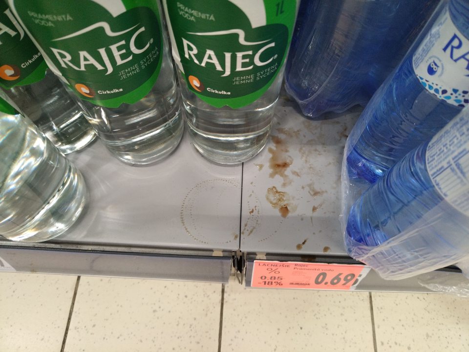 Regál s nealko nápojmi znečistený.