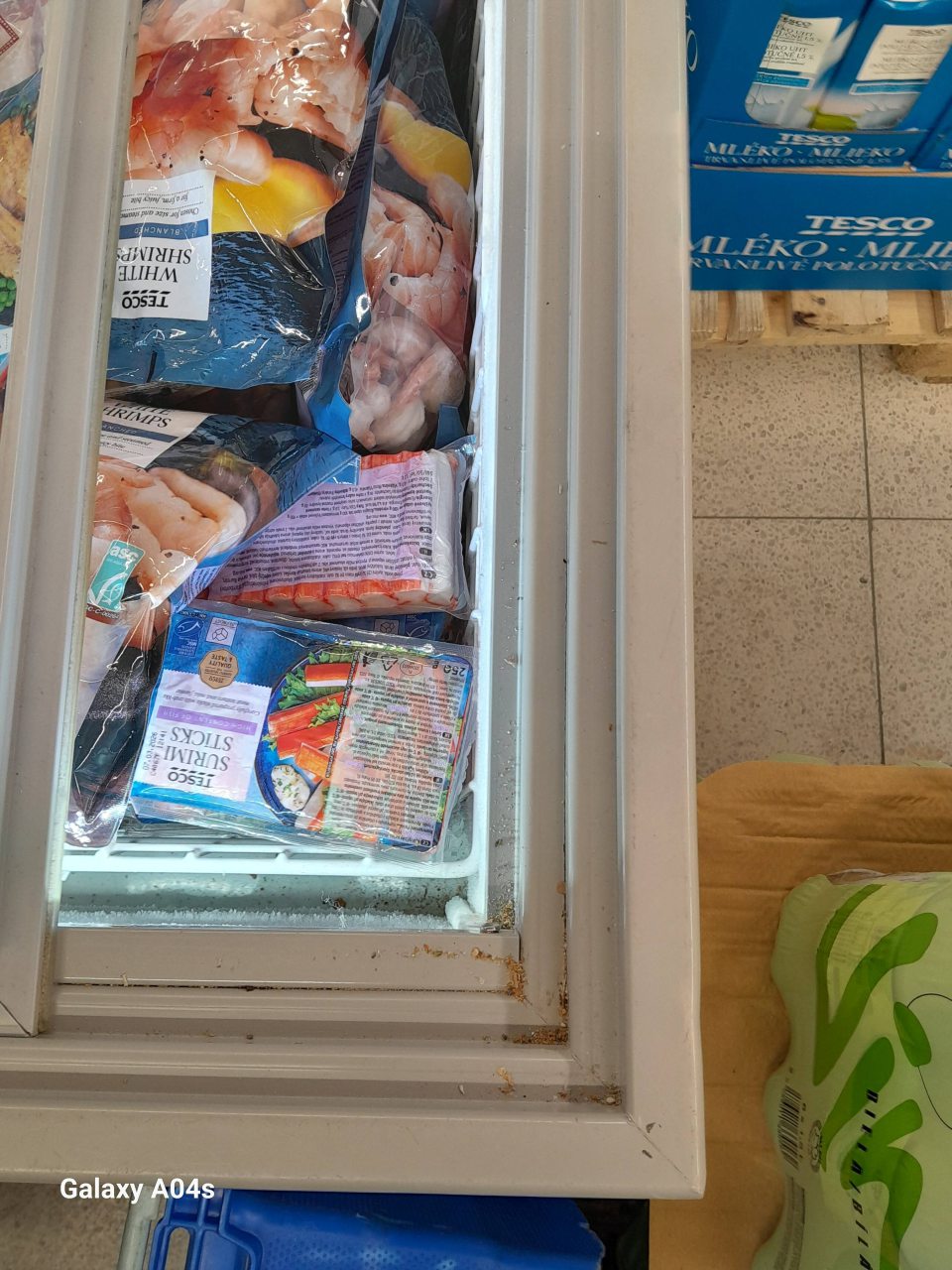 Znečistené mraziace zariadenia v predajni.