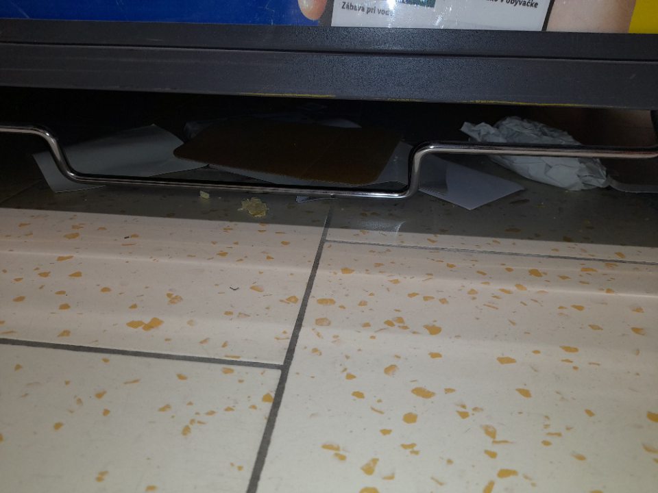 Znečistená podlaha v predajni.