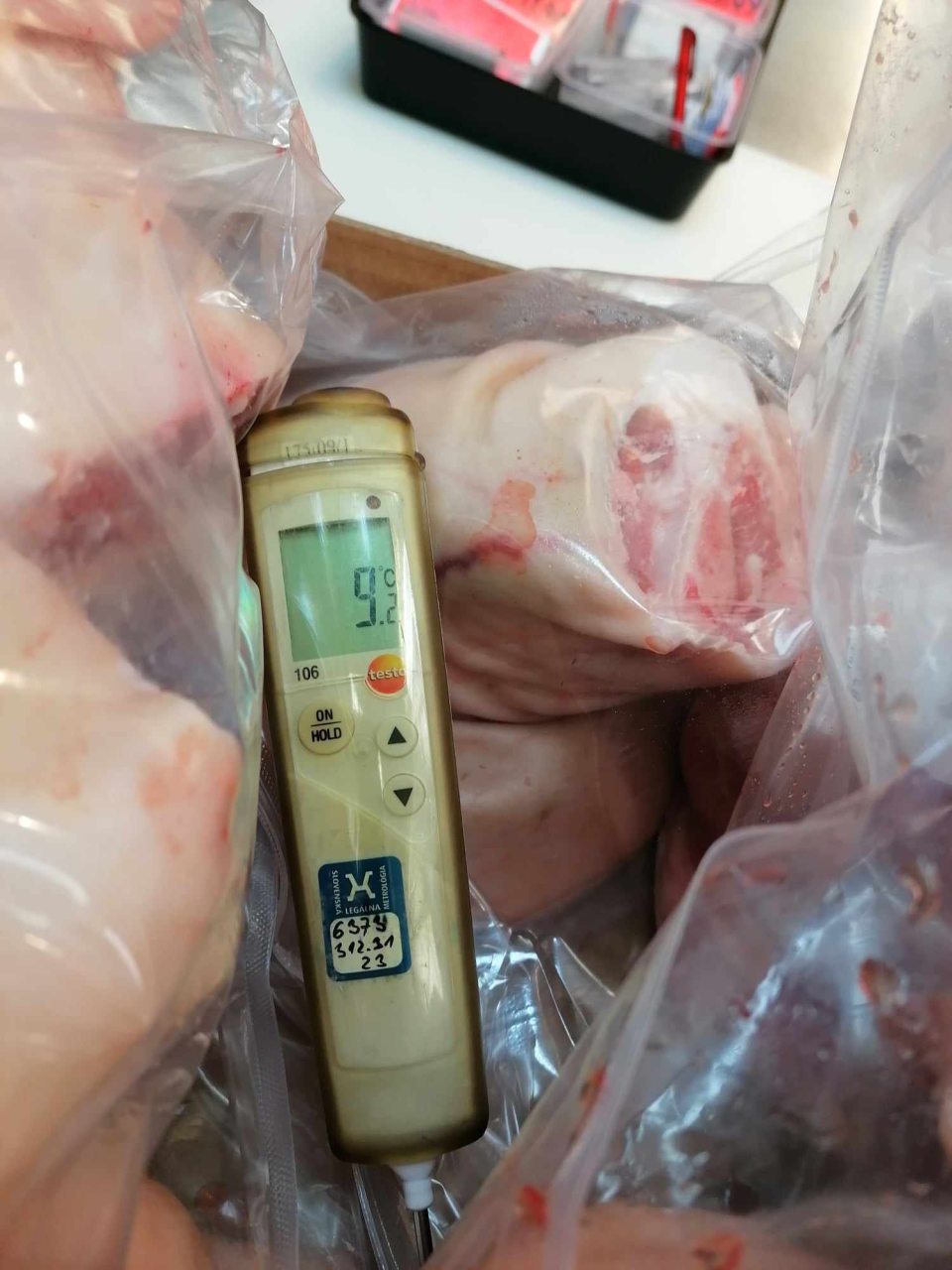 chladené bravčové mäso uchovávané pri teplote +9,2°C v časti pulty