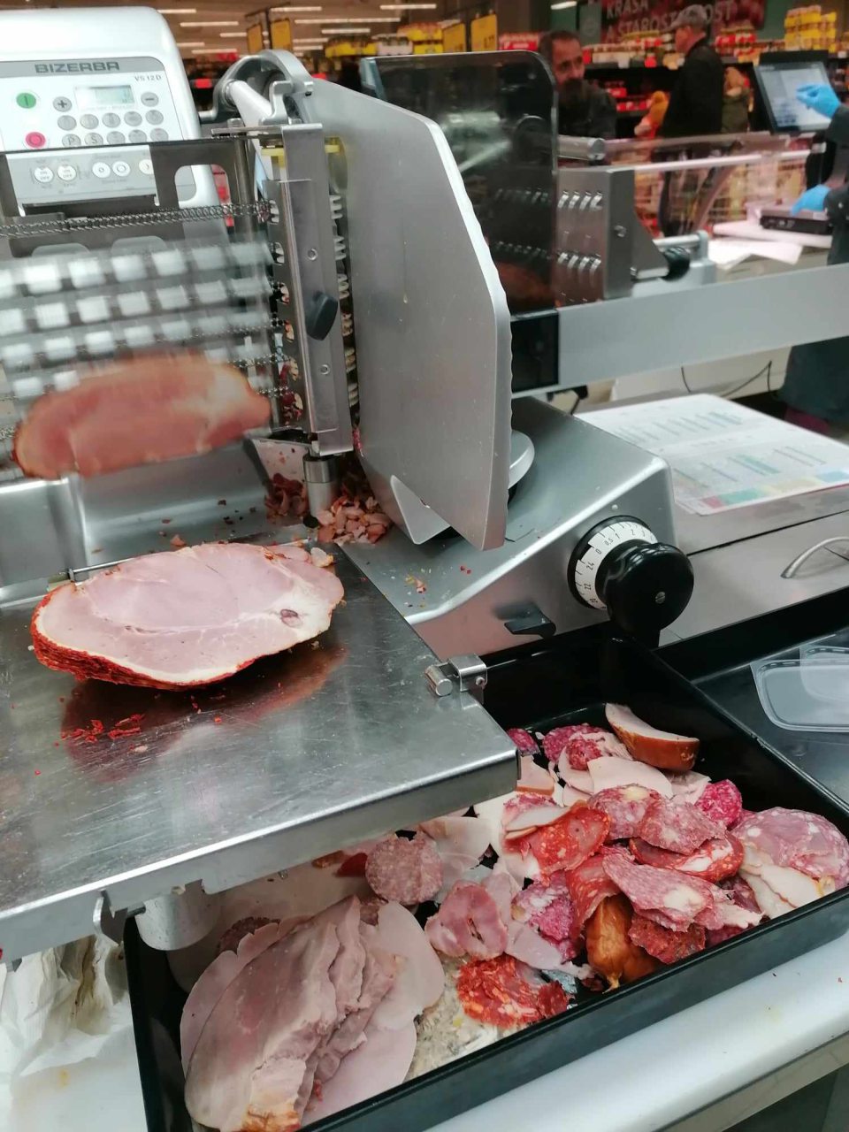 hrubo znečistené krájače na MV a Syry v časti pulty