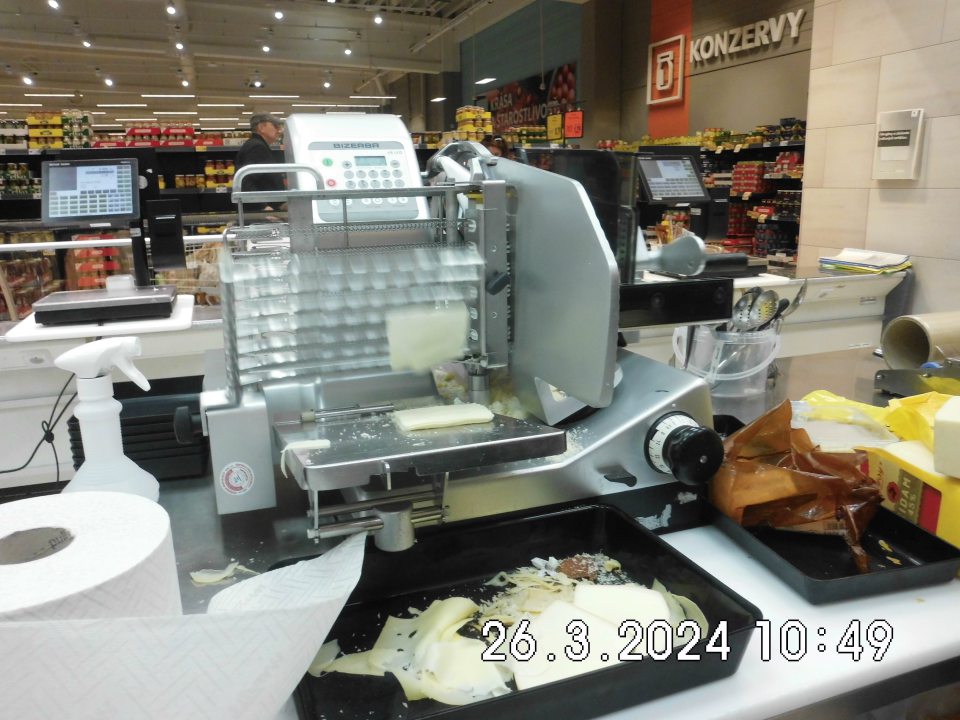 hrubo znečistené krájače na  Syry v časti pulty