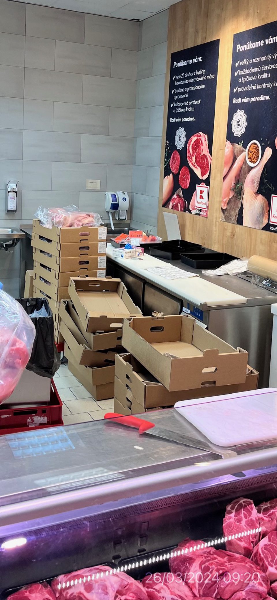 chladené bravčové mäso uchovávané pri teplote +9,2°C v časti pulty
