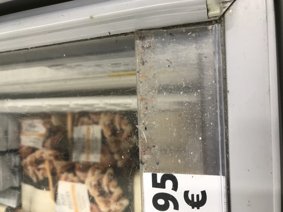 Znečistené mraziace boxy na predajnej ploche: hrubé nečistoty.