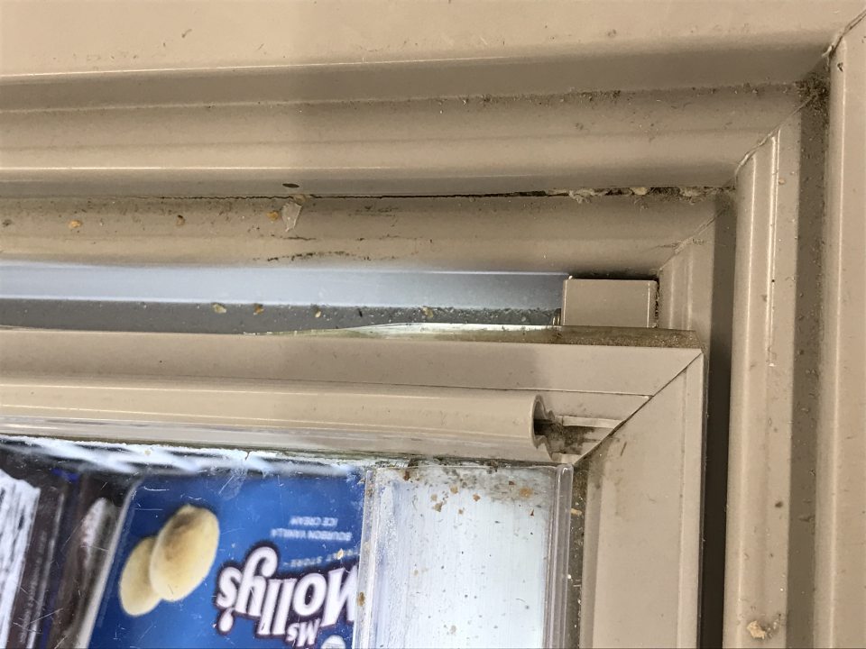 Znečistené mraziace boxy na predajnej ploche.