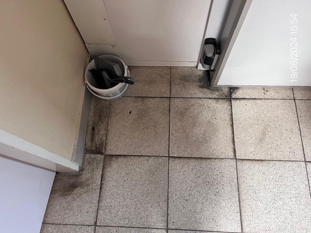 Špinavá podlaha v zázemí predajne