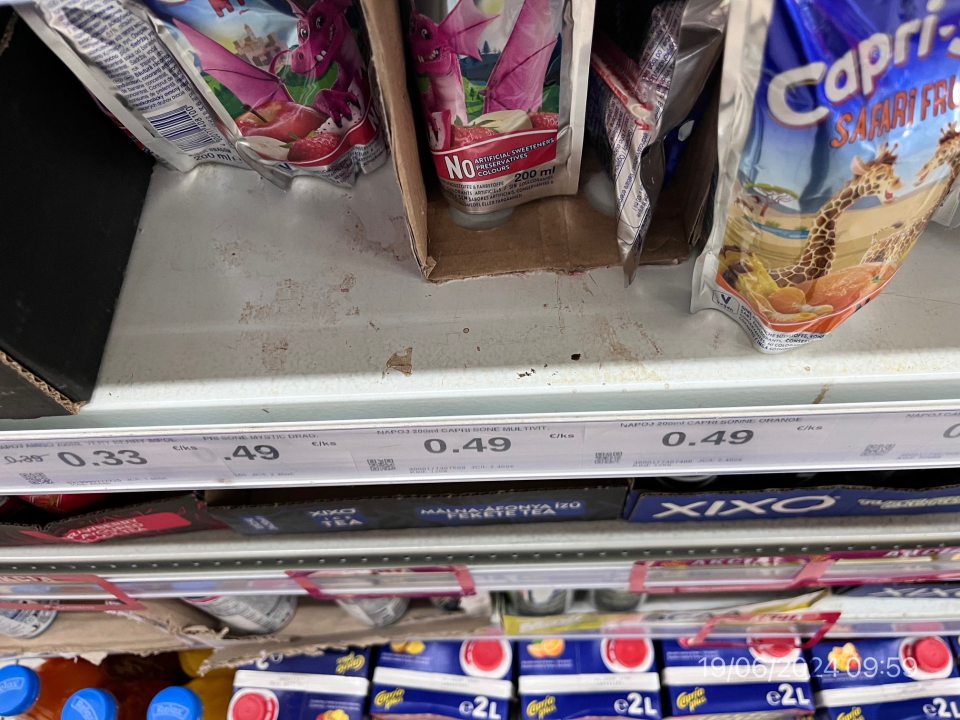 Znečistené regály na viacerých miestach na predajnej ploche.