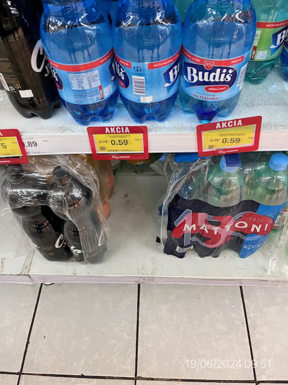 Znečistené regály na viacerých miestach na predajnej ploche.