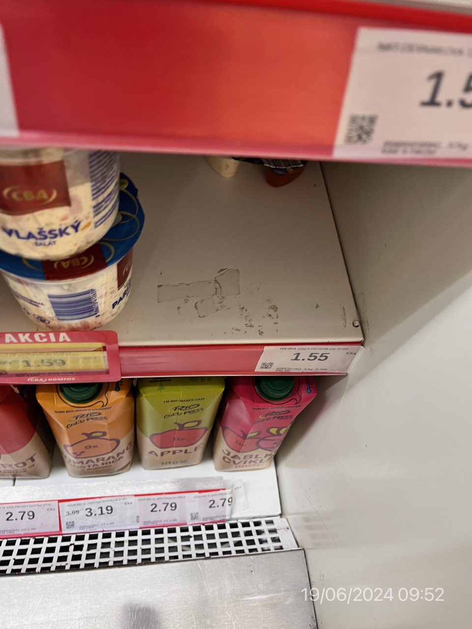 Znečistené regály na viacerých miestach na predajnej ploche.