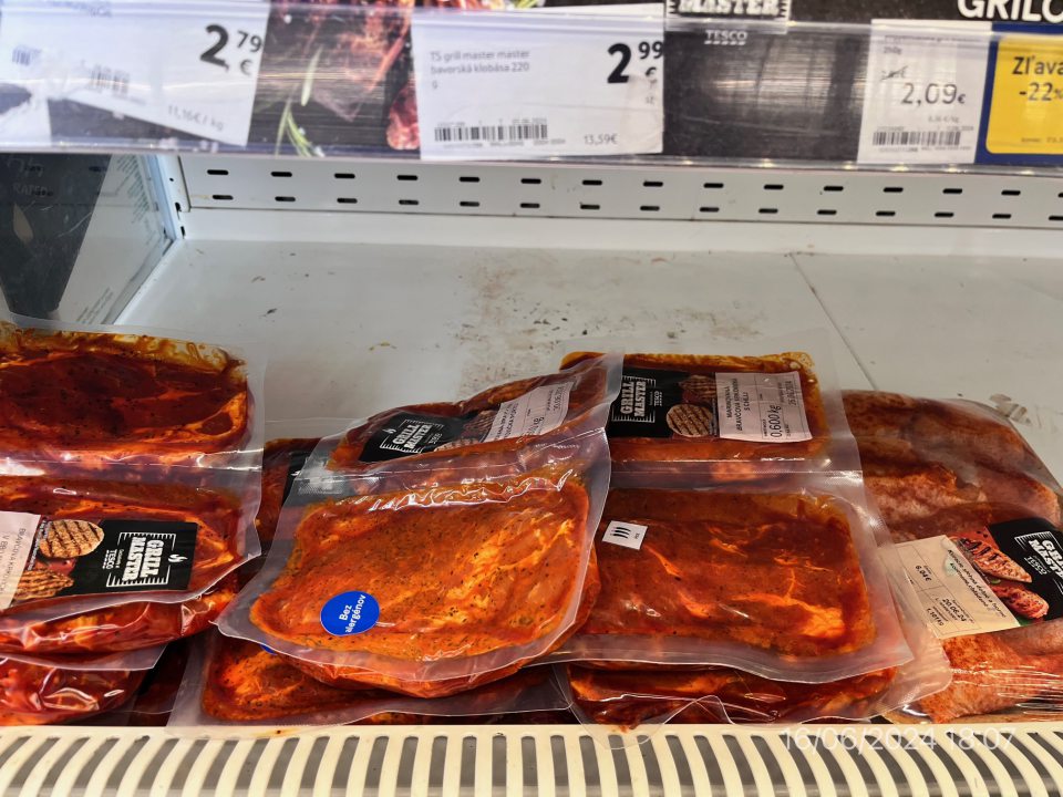 Znečistenie chladiacich vitrín na uchovávanie mäsových a mliečnych výrobkov.