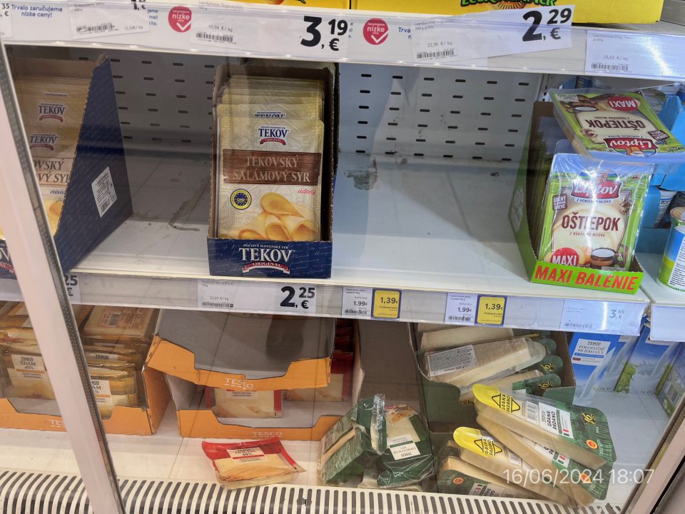 Znečistenie chladiacich vitrín na uchovávanie mäsových a mliečnych výrobkov.