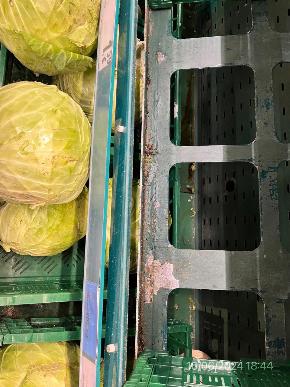 Znečistené regále na ovocie a zeleninu a tiež pod nimi.